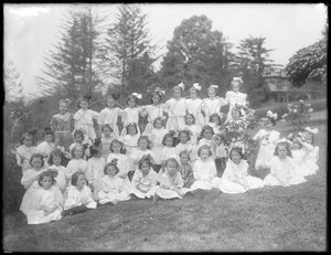 Portrait de groupe de petites filles non identifiées, probablement l