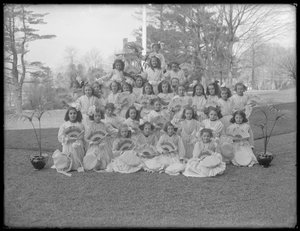 Portrait de groupe de petites filles non identifiées, probablement l