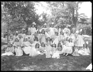 Portrait de groupe de petites filles non identifiées, probablement l