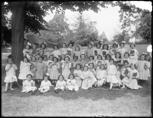 Portrait de groupe de petites filles non identifiées, probablement l