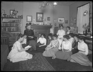 Harriet E. Hassler avec un groupe de jeunes femmes, 206 W. 13th Street, New York, vers 1912 - William Davis Hassler