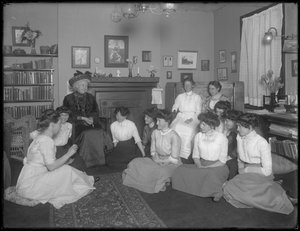 Harriet E. Hassler avec un groupe de jeunes femmes, 206 W. 13th Street, New York, c.1912 - William Davis Hassler