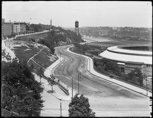 Vue en plongée de Harlem River Drive passant devant le Polo Grounds, New York, vers 1914 - William Davis Hassler