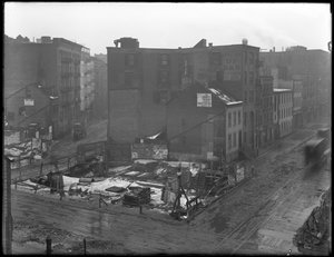 Vue en plongée des intersections de Downing Street, West Houston Street et Varick Street, New York City, 18 février 1916 - William Davis Hassler