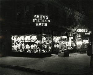 Vitrines éclairées faisant la publicité des chapeaux Stetson de Smith, chaussures, liqueurs, c.1910-21 - William Davis Hassler