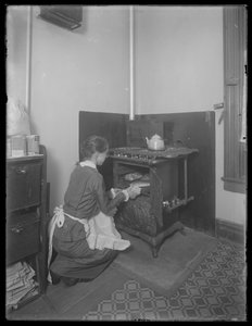 Mlle Bates sortant du pain du four, c.1913