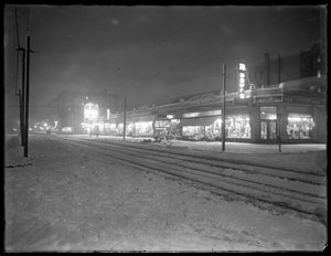 Vue nocturne de la 207e rue regardant vers l
