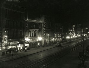 Vue nocturne du côté sud de la 23e rue entre les Sixième et Septième avenues, vers 1916-17 - William Davis Hassler