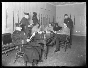 Officiers se relaxant dans un poste de police non identifié, c.1913-14 - William Davis Hassler