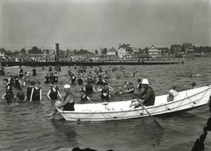Barque et nageurs dans l