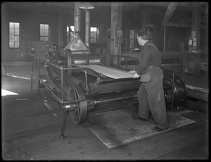 Passage de bois destiné à la fabrication de cercueils à travers une raboteuse double, Oneida, New York, 3 avril 1916 - William Davis Hassler
