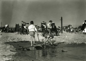 Deux enfants jouent avec des morceaux de bois dans les bas-fonds, Coney Island, vers 1910-21 - William Davis Hassler