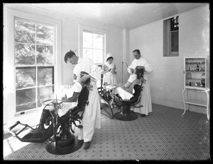 Deux patients examinés, salle du dentiste, hôpital Seton, Spuyten Duyvil, Bronx, 30 octobre 1914 - William Davis Hassler