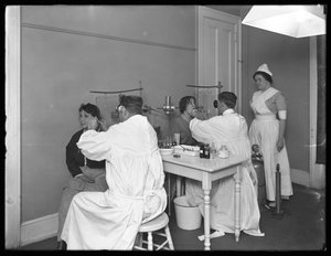 Deux patients examinés, Salle d