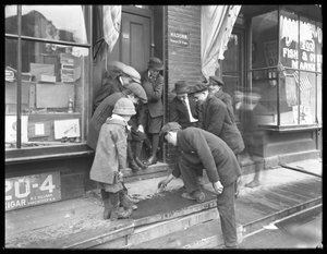 Garçons non identifiés jouant aux dés sur un perron, New York, 30 mai 1915 - William Davis Hassler