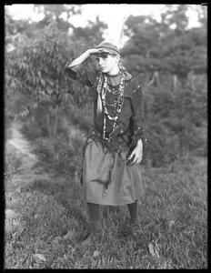 Fille non identifiée posant dans les bois en costume, vers 1915 - William Davis Hassler