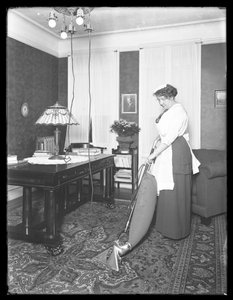 Femme non identifiée démontrant l