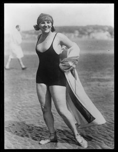 Femme non identifiée en maillot de bain 