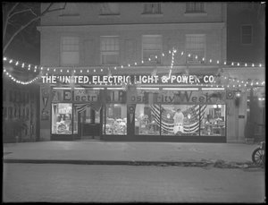 Vitrine de la United Electric Light and Power Company décorée pour la 
