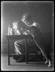 William Gray Hassler et Reddy le chat, mangeant des céréales de riz soufflé Quaker, c.1912 - William Davis Hassler