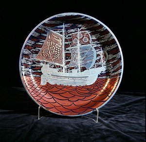 Plat avec lustre argenté, avec un galion naviguant sur une mer rouge en lustre - William de Morgan