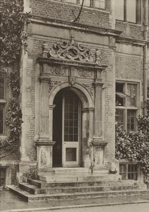 Porte, Dans la cour, Maison Hatfield (photo n/b) - William Galsworthy Davie
