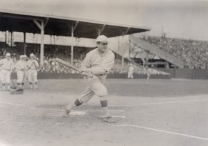 Mike Donlin, voltigeur des Pittsburgh Pirates, prenant un swing d