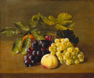 Une pêche, une orange et des raisins sur une étagère en bois - William Hammer