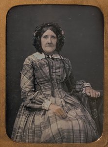Vieille femme assise portant une robe à carreaux et un bonnet, 1854-60