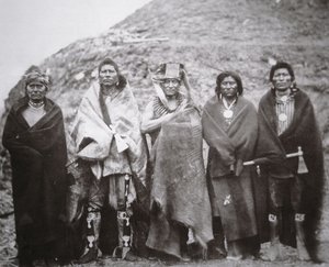 Peuple Pawnee devant une loge tribale en terre, c.1869