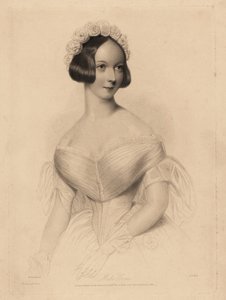 Miss Gore. En robe à épaules dénudées avec taille serrée, cheveux décorés d