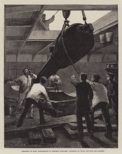 Armement du HMS Northampton dans le Chantier Naval de Chatham, abaissant un Canon de 18 Tonnes dans la Batterie