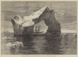 Gigantesque iceberg vu par les navires arctiques