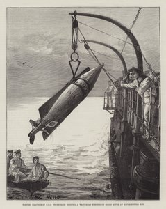 Exercice de torpille du HMS Thunderer, hissant une torpille Whitehead à bord après un essai