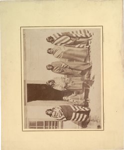 Groupe de cinq femmes amérindiennes avec une jeune fille et un bébé, 1871 - William Hicks Jackson