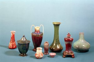 Groupe de vases et bols en terre cuite fabriqués à la Ruskin Pottery, 1898-1935