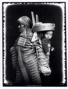 Femme Navajo portant un bébé sur son dos, vers 1914