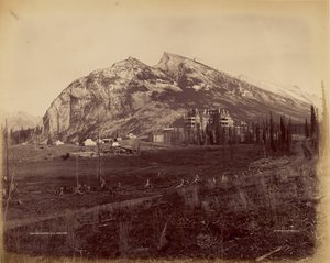 Twin Peaks et C.P.R. Hotel, Banff - William McFarlane Notman