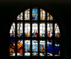 (détail) de la fenêtre de la chapelle représentant 
