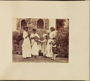 [Enfants caucasiens avec Ayahs] - Willoughby Wallace Hooper
