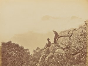 [Hommes debout sur des formations rocheuses] - Willoughby Wallace Hooper