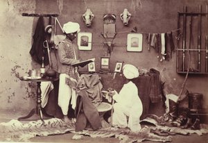 Deux serviteurs indiens montrés dans un intérieur domestique arrangé, de la 