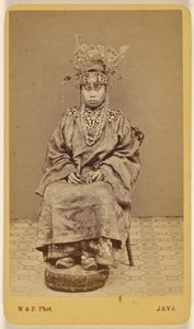[Femme javanaise portant une coiffe ornée, assise]