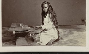 Fille jouant du xylophone - Woodbury and Page