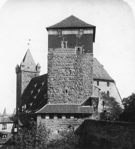 La tour quintagonale Funfeckiger Thurm, Kaiserstallung, Nuremberg, Allemagne, vers 1900 - Wurthle and Sons