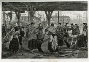 Désalage des peaux, par des femmes raclant les restes des bêtes étendues sous les structures des halles du port d