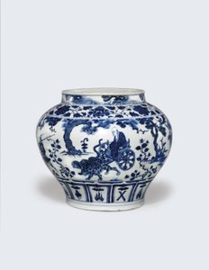 Un pot exceptionnellement rare et important en bleu et blanc, Guan - Yuan Dynasty Chinese School