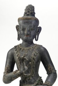 Bodhisattva de style népalais-chinois (laque, tissu, traces de bleu, or et peinture verte & feuille d