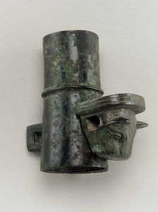 Enjoliveur avec goupille moulée en forme de tête féline (bronze) - Zhou Dynasty Chinese School