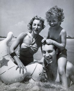 Famille heureuse au bord de la mer", vers 1937